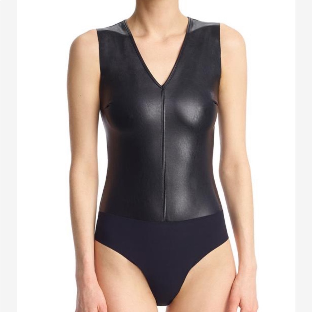 Commando FAUX LEATHER V-NECK BODYSUIT